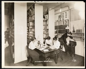 Mujeres trabajando en el departamento de papelería de Mantle Lamp Co. of America, Nueva York, 1915-16